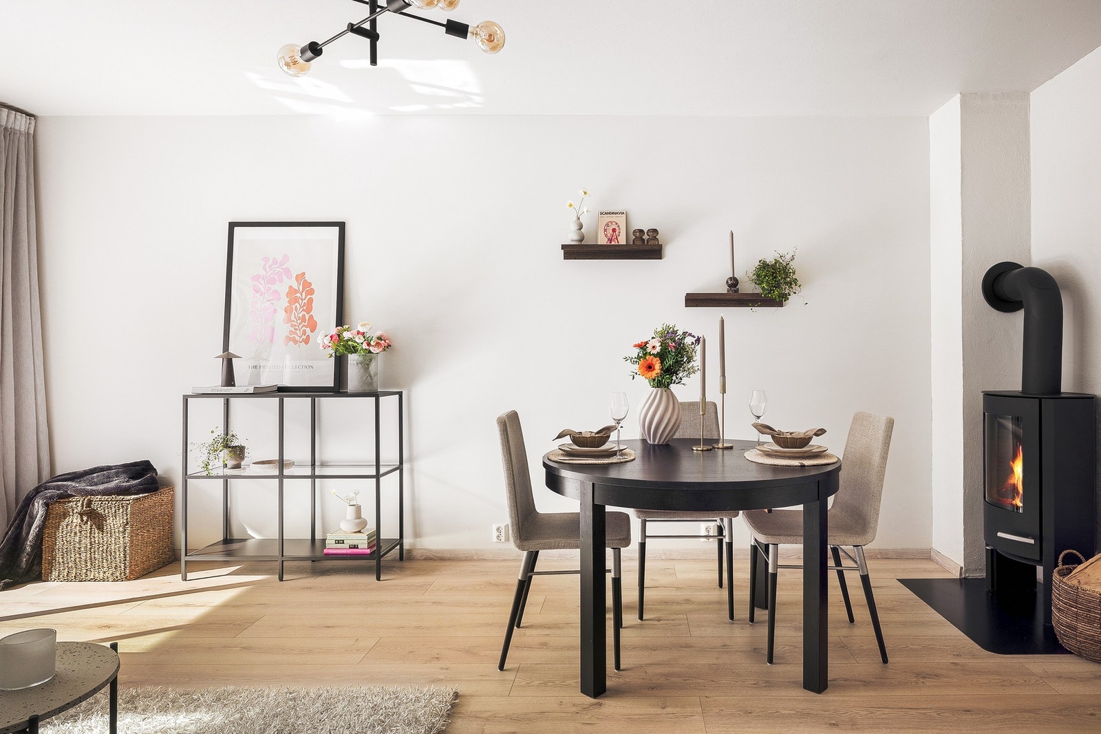 - Stuen fremstår som romslig og fleksibel, med god plass til både sofa- og spisegruppe - Galleribilde