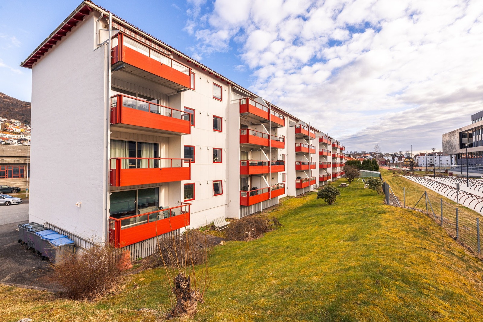 - Leiligheten disponerer to eksterne boder i underetasjen - Galleribilde