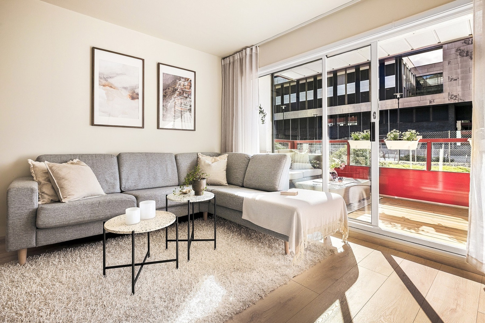 - Store vindusflater bidrar til godt lysinnslipp, og fra stuen er det utgang til en flott, solrik terrasse - Galleribilde