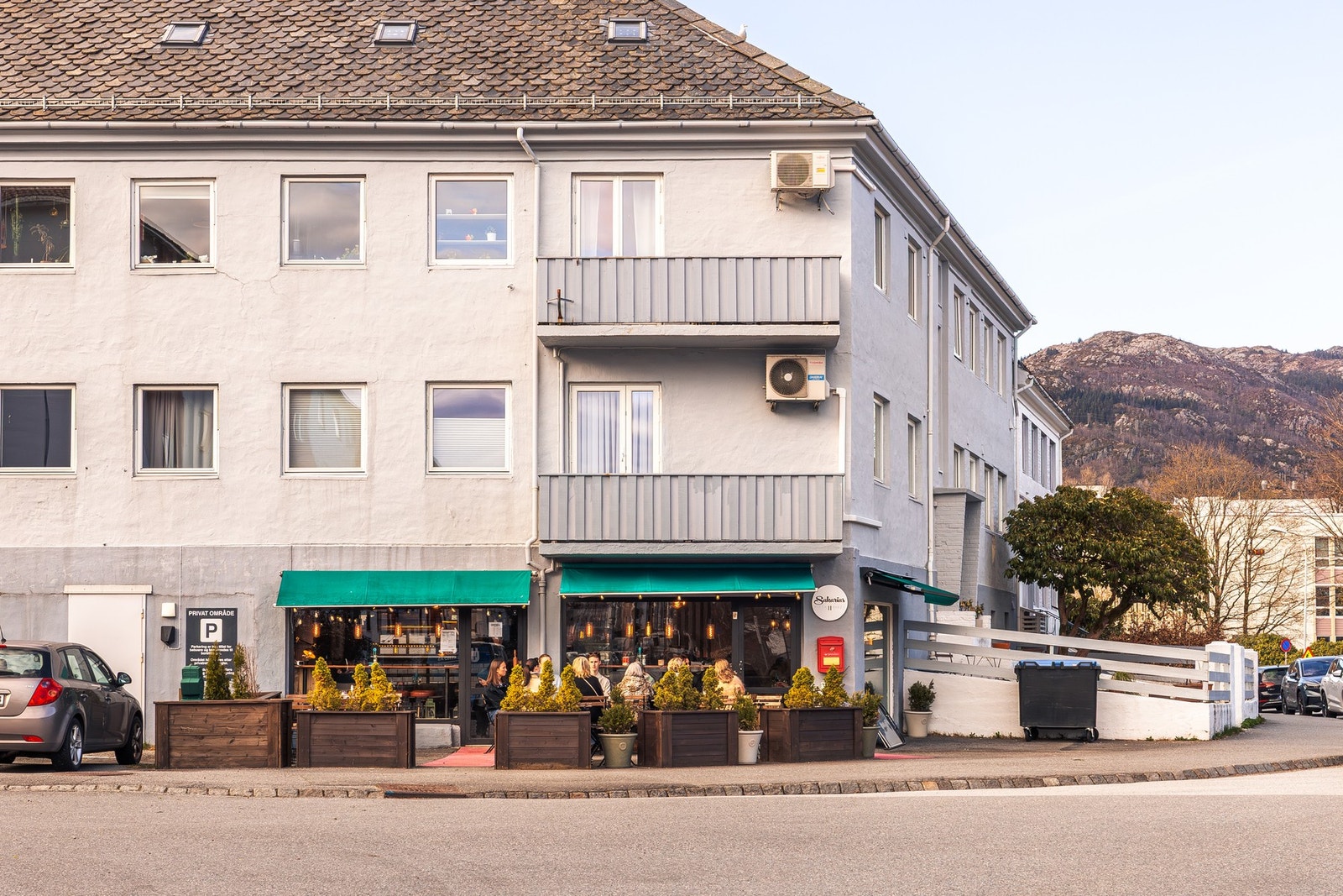 - Du har alt av byens tilbud rett utenfor døren fra hyggelige kaféer, bakerier og restauranter, til treningssentre, butikker og servicetilbud - Galleribilde