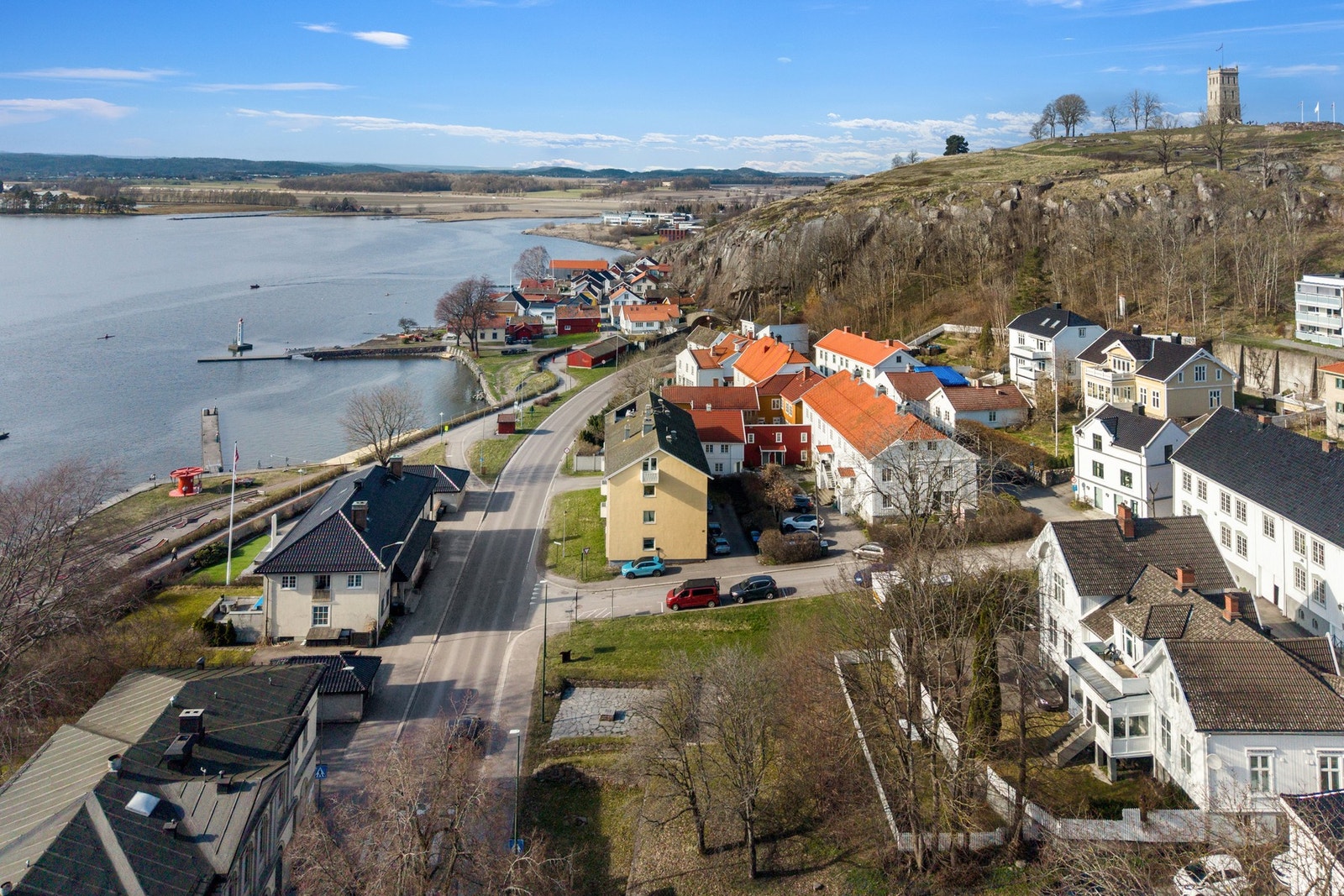 At man bor på historisk grunn blir man blant annet minnet på av Slottsfjellet som ligger like bak eiendommen i nord og de små omkringliggende parkene utenfor eiendommen. Galleribilde