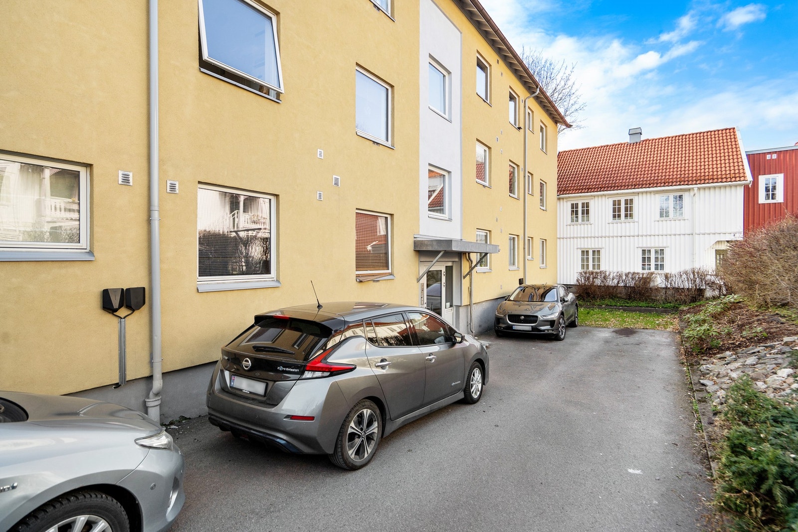 Leiligheten byr på parkeringsplass i garasje, foran garasjen, i tillegg til plass foran bygget, med elbillader Galleribilde