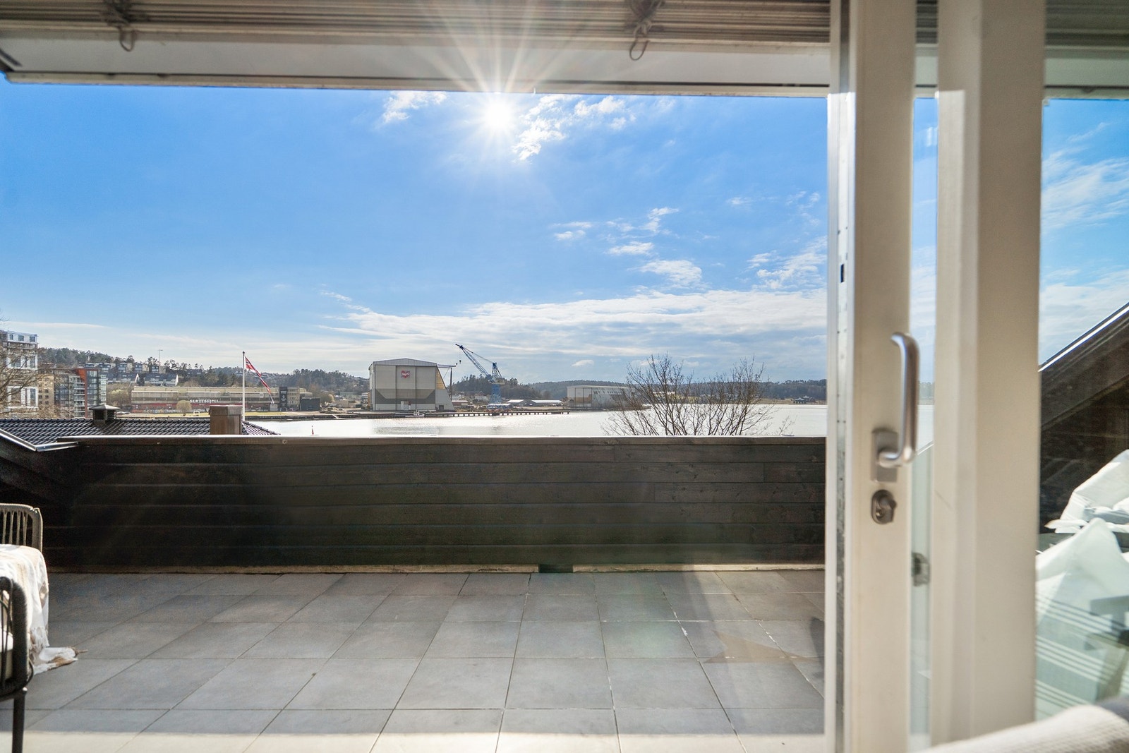 Herfra er det direkte utgang til leilighetens fantastiske takterrasse på ca. 16 m² med nydelig utsikt mot sjøen. Galleribilde