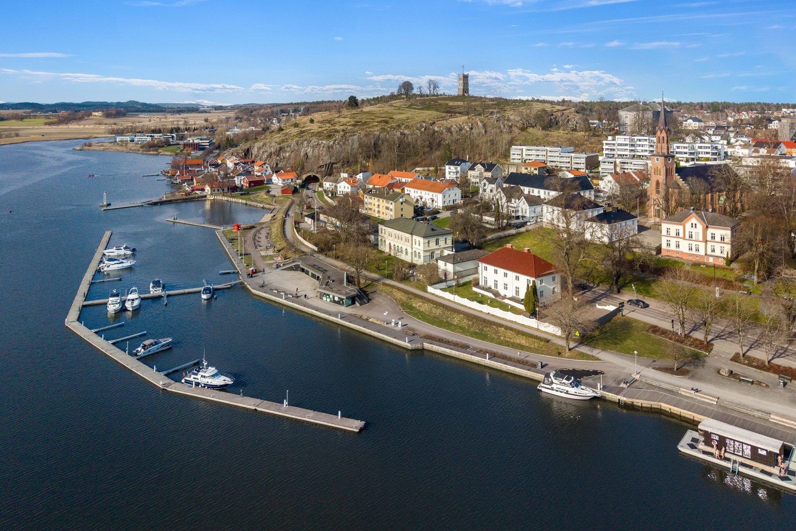 Her har du alt byen har å by på av servicetilbud nærmest rett utenfor døren. Kaféer og spisesteder ligger på rekke og rad, og det tar kun et par minutter å spasere til "Brygga" med restauranter/serveringssteder, kino og båthavn. Galleribilde