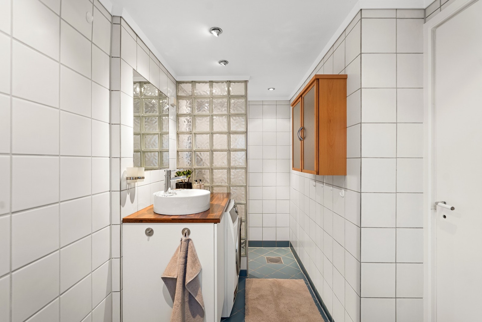 Badet er romslig og funksjonelt med flislagte overflater og varme i gulv. Badet ligger i tilknytning til hovedsoverommet. Galleribilde