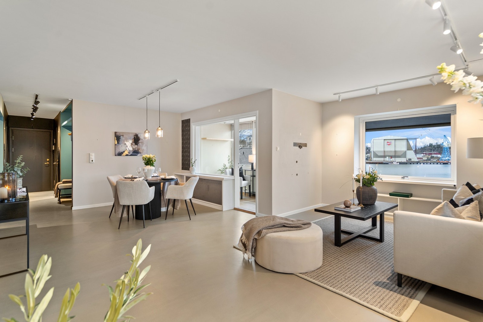 Stuen har en naturlig inndeling som gjør det enkelt å møblere etter eget ønske. Galleribilde