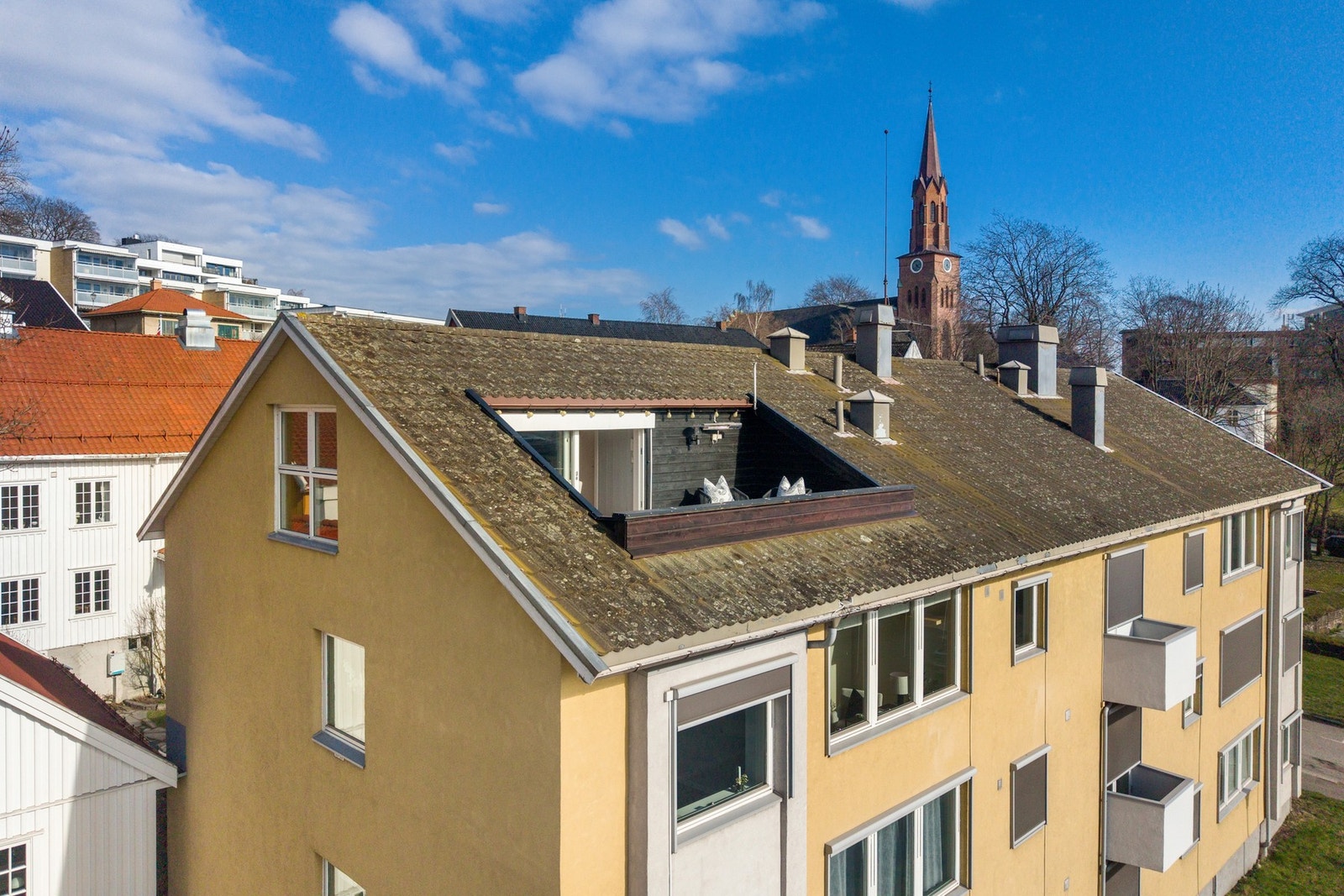 I Nedre Langgate bor du midt i bykjernen av Norges eldste by. Området består i stor grad av byens eldste og mest ærverdig bebyggelse, og særlig mer sentralt kan du knapt bo. Galleribilde
