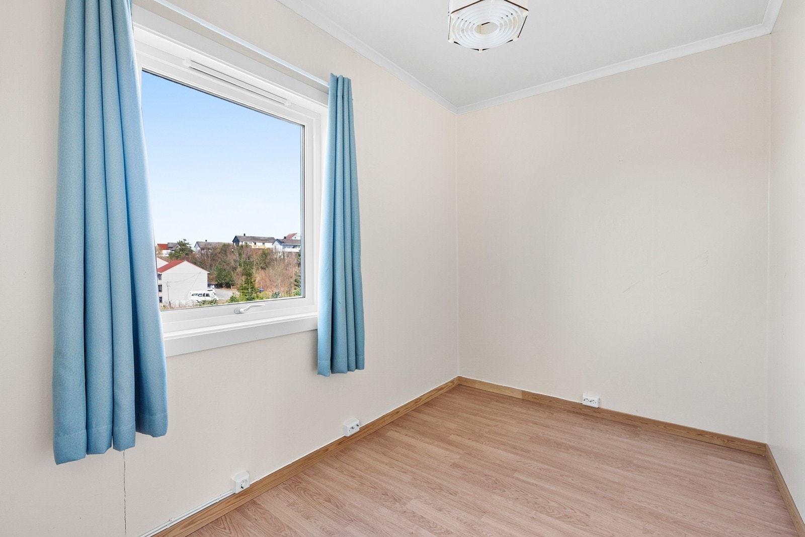 Rommene har god plass til stor seng, nattbord og annet ønsket møblement. Galleribilde