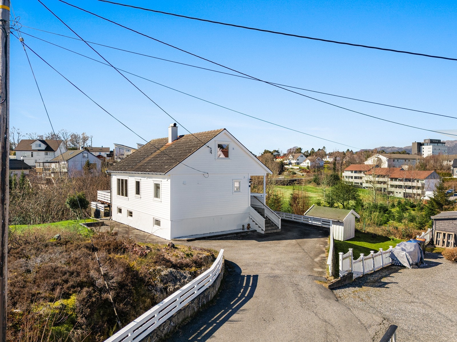 Eiendommen er beliggende i etablert og barnevennlig område, nær Leirvik sentrum. Galleribilde