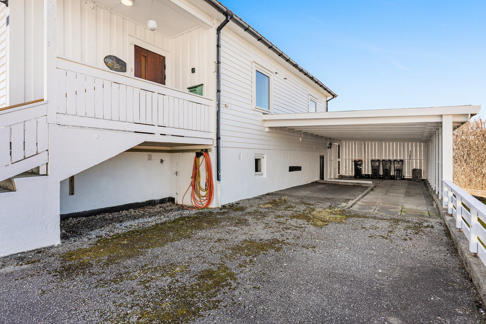 Parkering i carport og ellers gode parkeringsmuligheter på tomt. Galleribilde