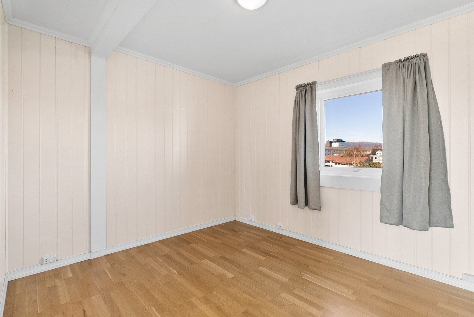 Boligen har fire soverom, to av disse ligger i første etasje og to i loftsetasjen. Galleribilde