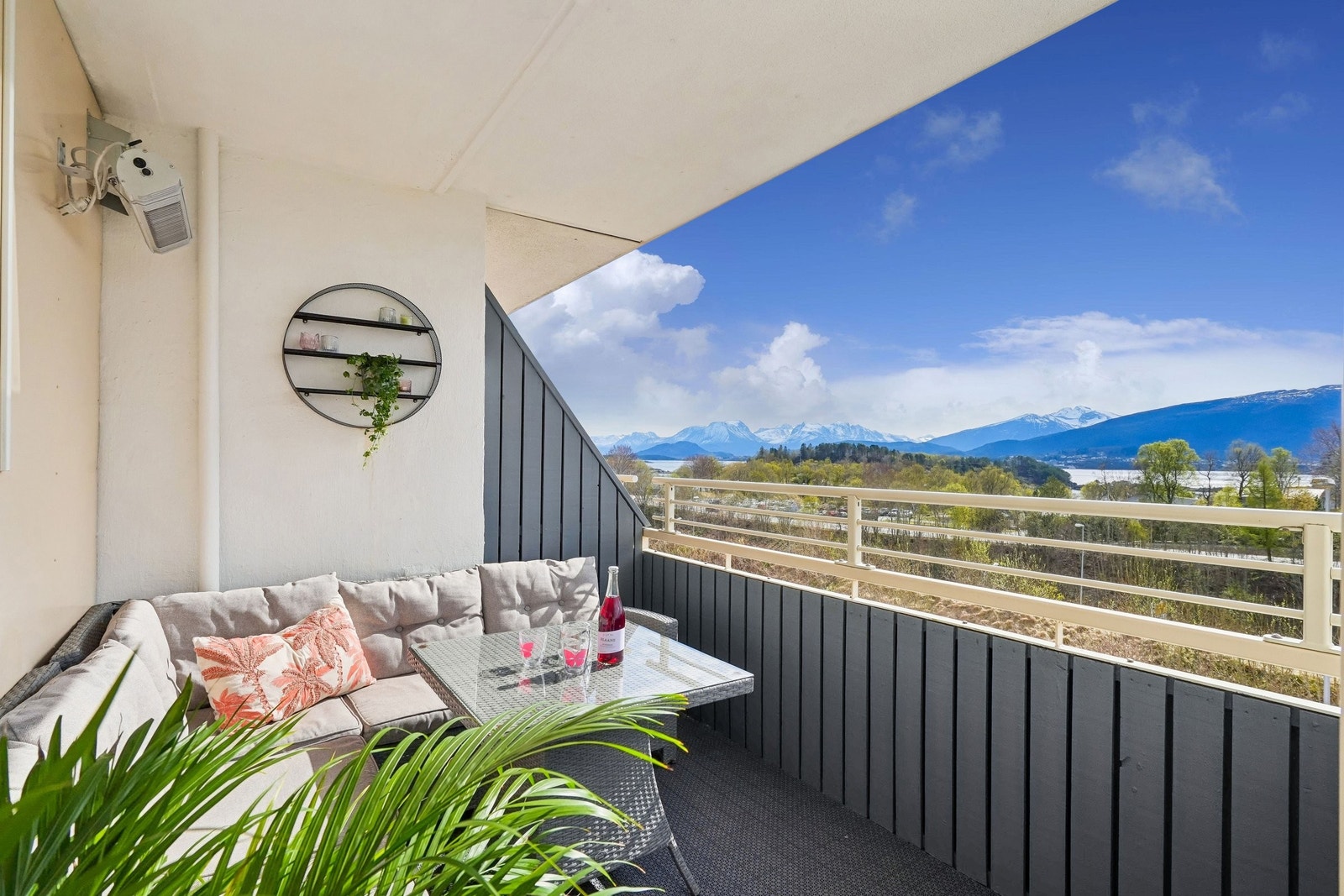 Lun og usjenert kosekrok gjør verandaen til en sosial møteplass for familie og gode venner. Terrassevarmeren forlenger utekosen. Galleribilde