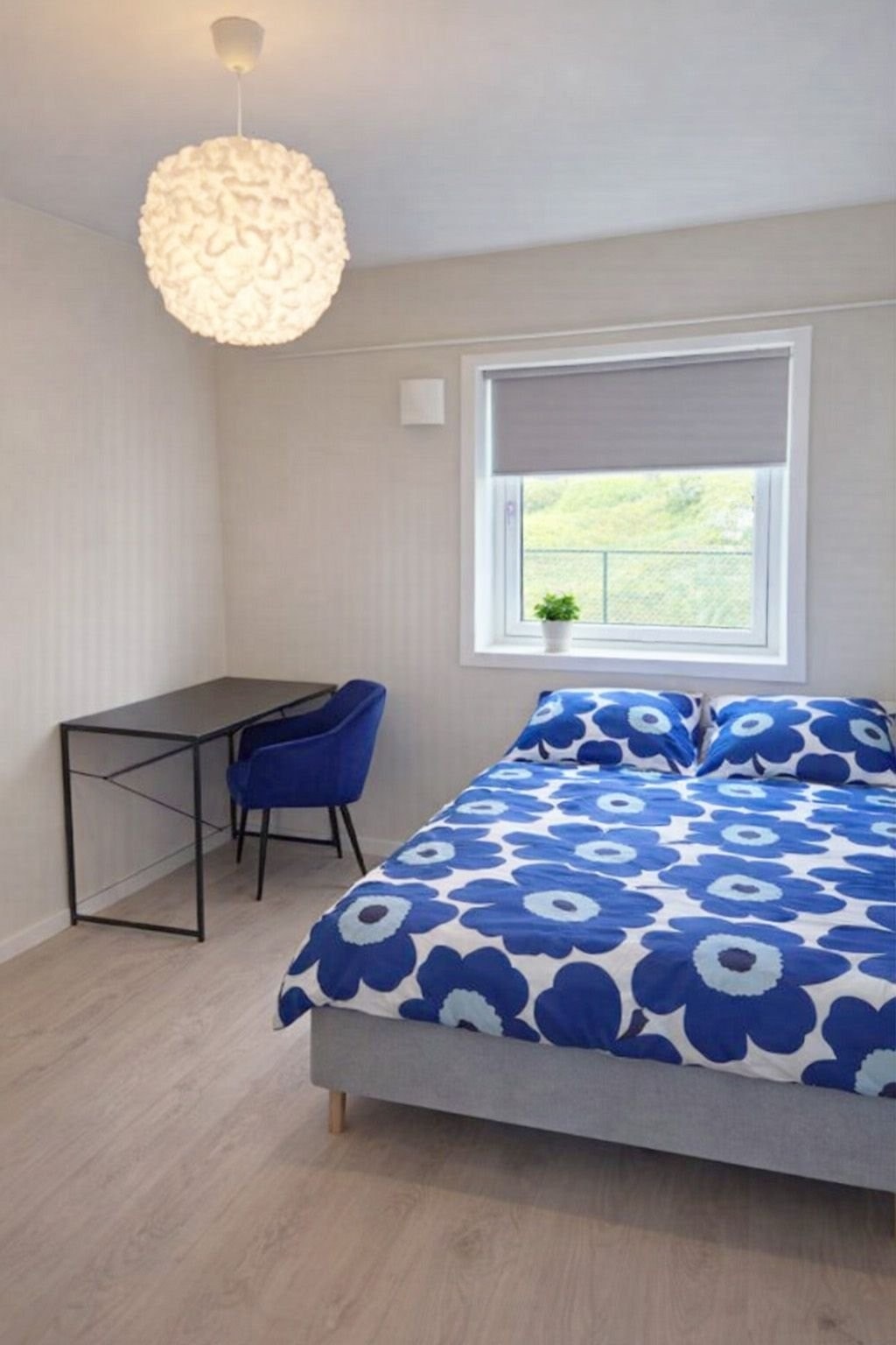 Også soverom nr. 2 har rom for stor dobbeltseng og skrivepult og har også plass til et garderobeskap i tillegg til det innebygde klesskapet. Galleribilde