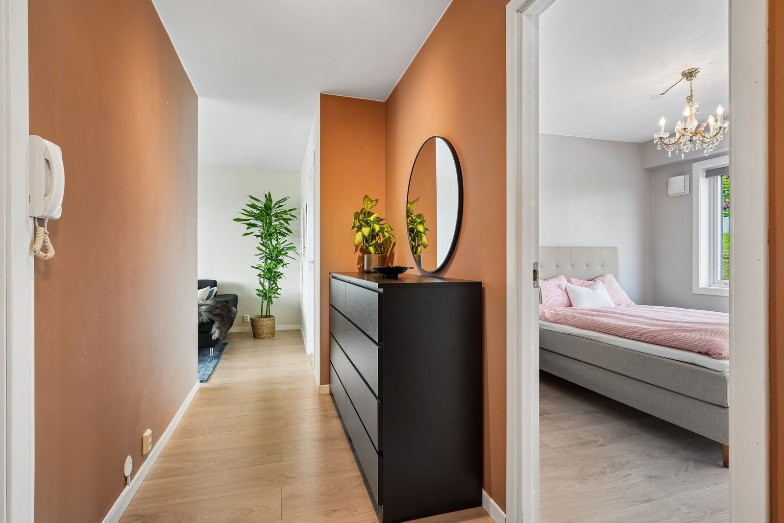 Gangen har god plass til kommoder og er romslig og innbydende. Galleribilde