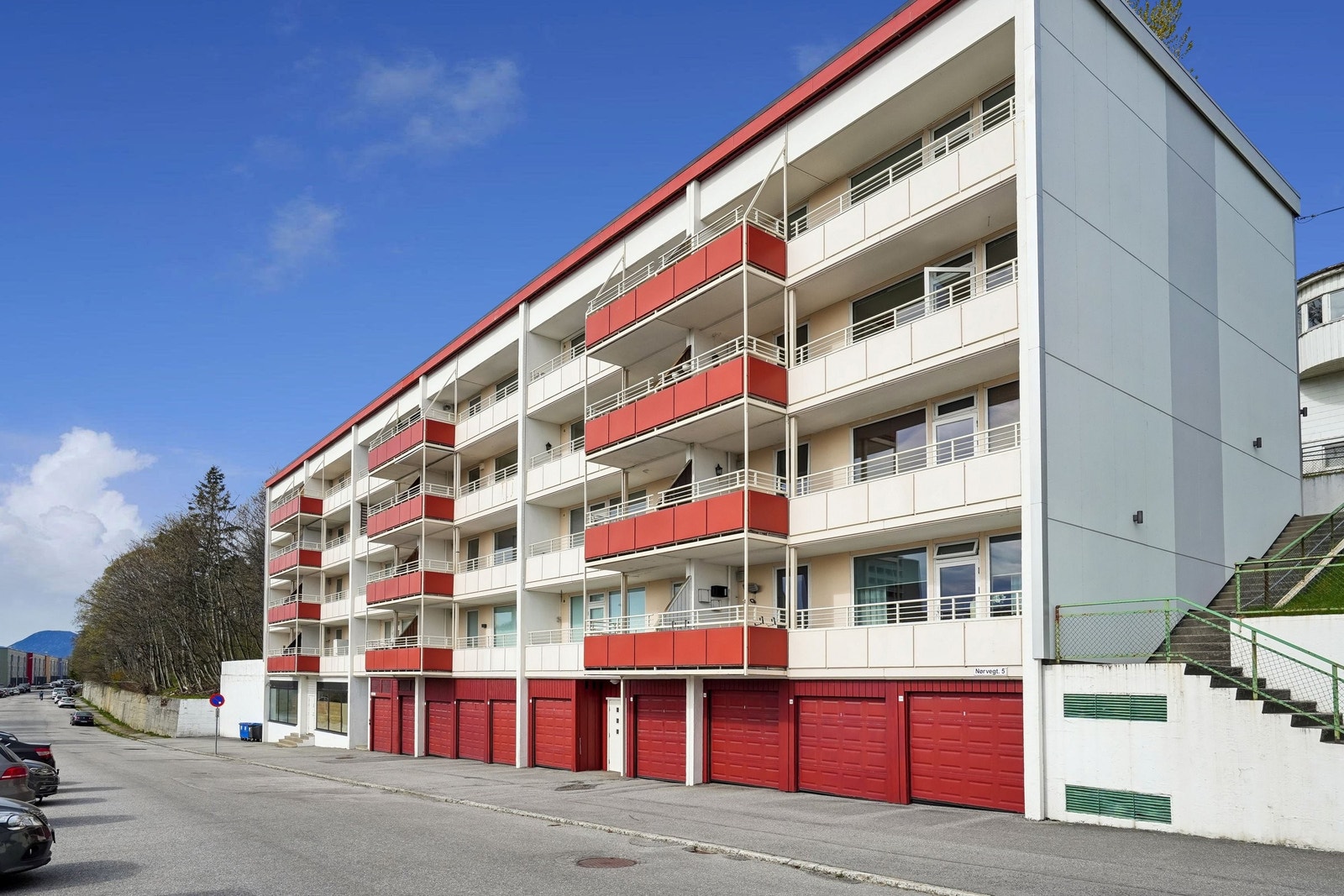 Usjenert leilighet i tredje etasje. Rikelig med gratis gateparkering, men også mulighet for leie av garasje. Galleribilde
