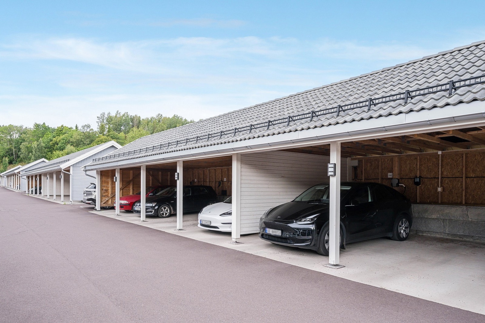 Til leiligheten medfølger parkeringsplass i carport. Galleribilde