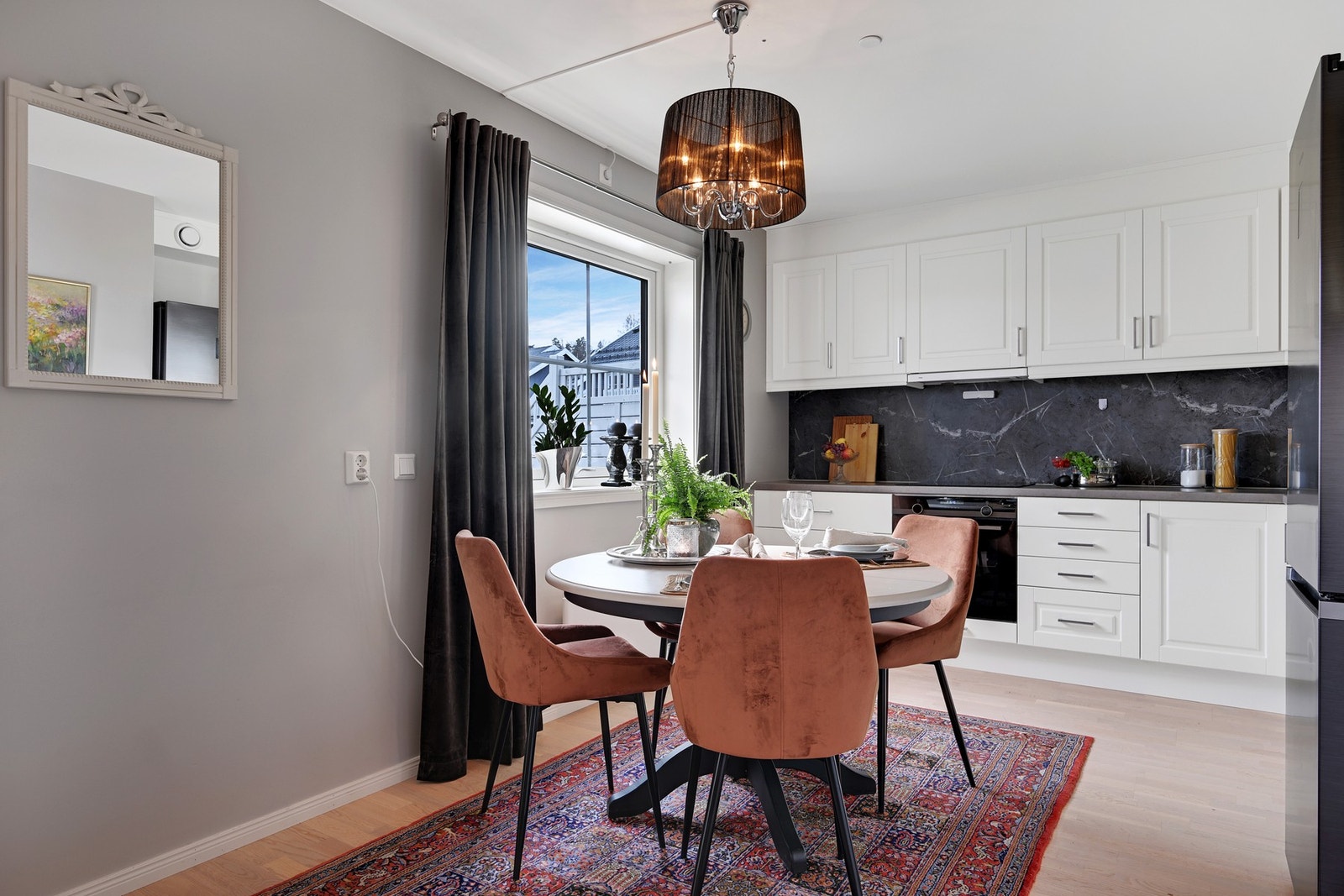 Stue og kjøkken ligger i åpen løsning og det er plass for spisebord. Galleribilde
