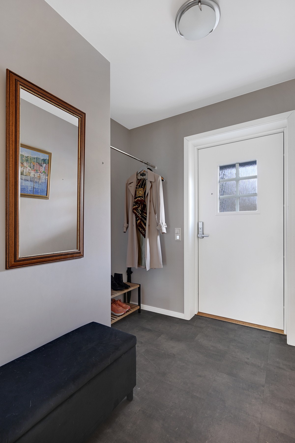 Velkommen inn! Entréen har gulvvarme og plass for å henge fra seg yttertøyet. Galleribilde