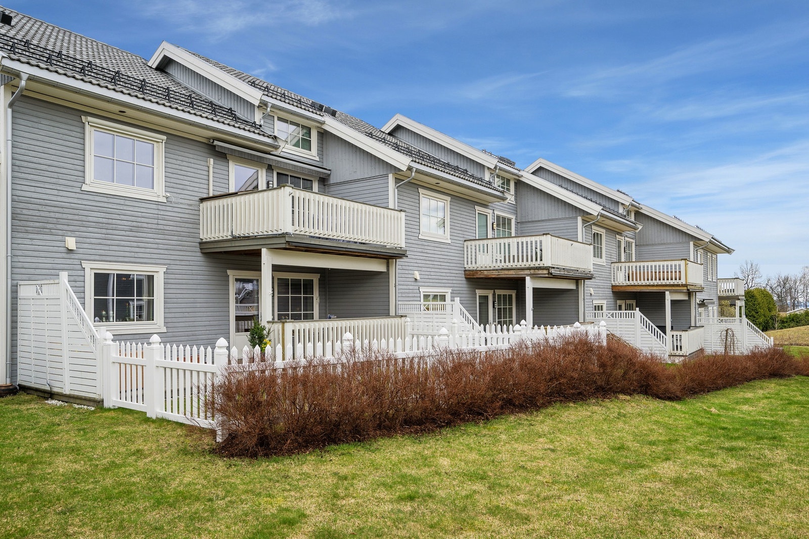 Romslig og solrik terrasse med vestvendt beliggenhet - perfekte forhold for å nyte både ettermiddags- og kveldssol i hyggelige omgivelser. Galleribilde