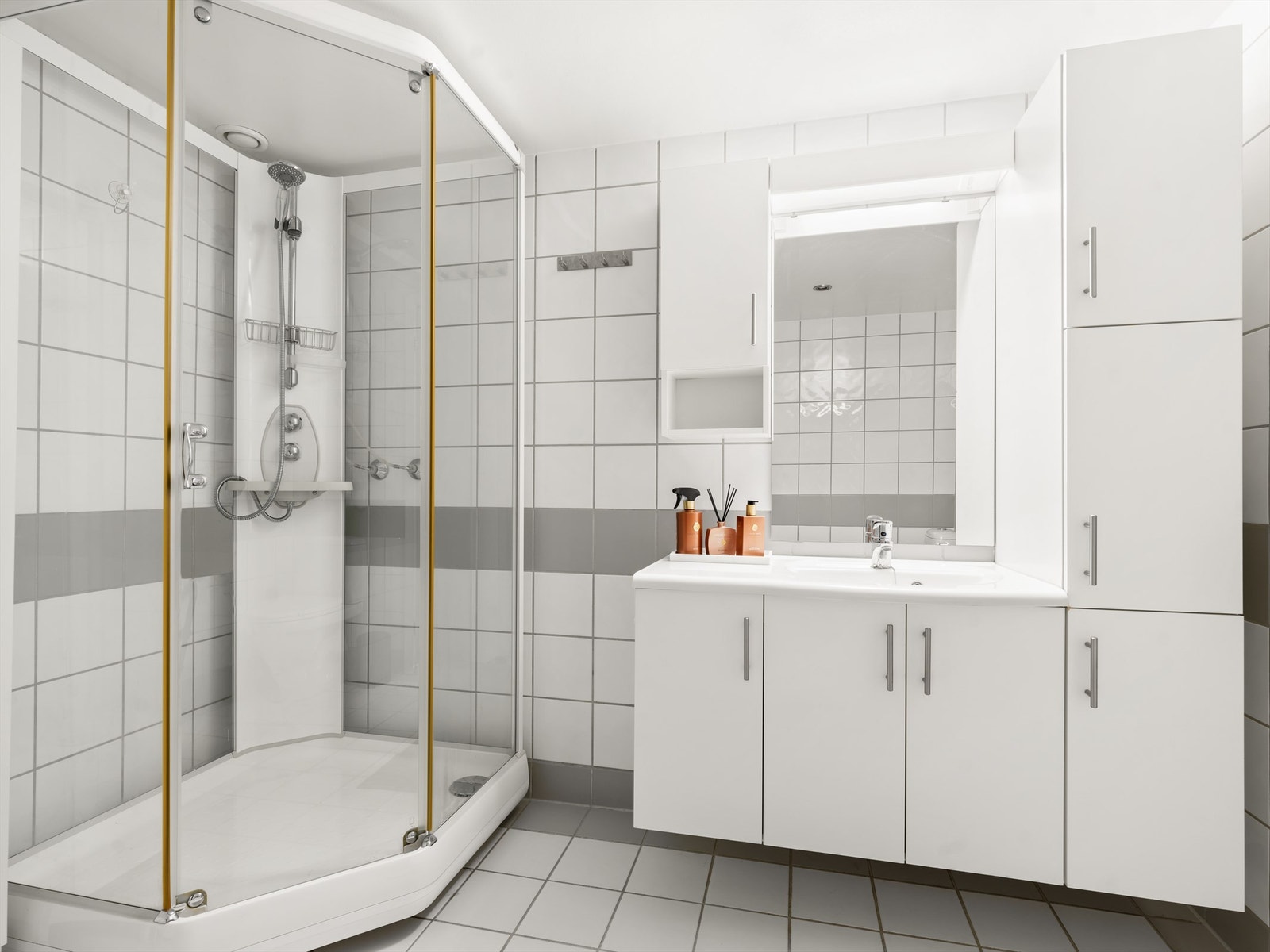 Badet er fra byggeåret og benyttes med dusjkabinett som begrenser vannpåkjenning på gulv og vegger. Galleribilde