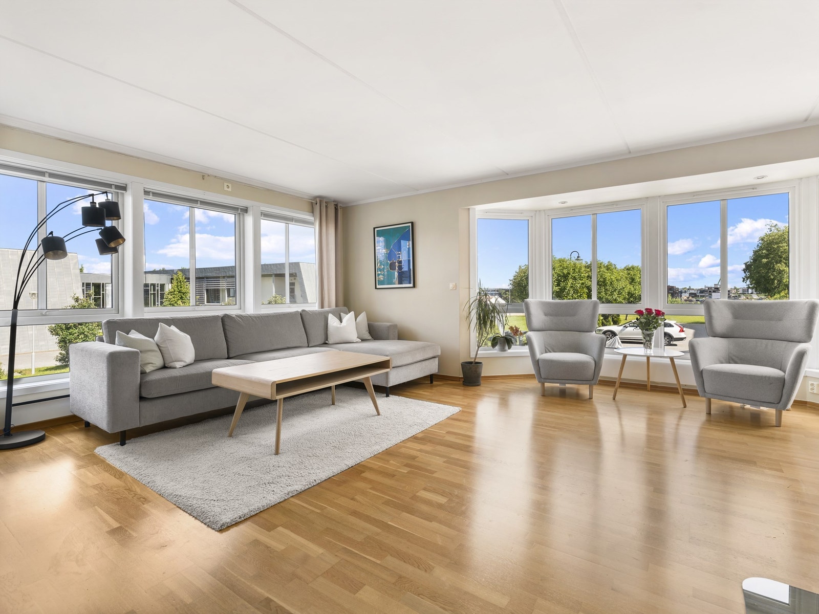 Leilighetens attraktive plassering på enden er spesielt merkbar i stuen, i form av vinduer mot både vest og nord. Galleribilde