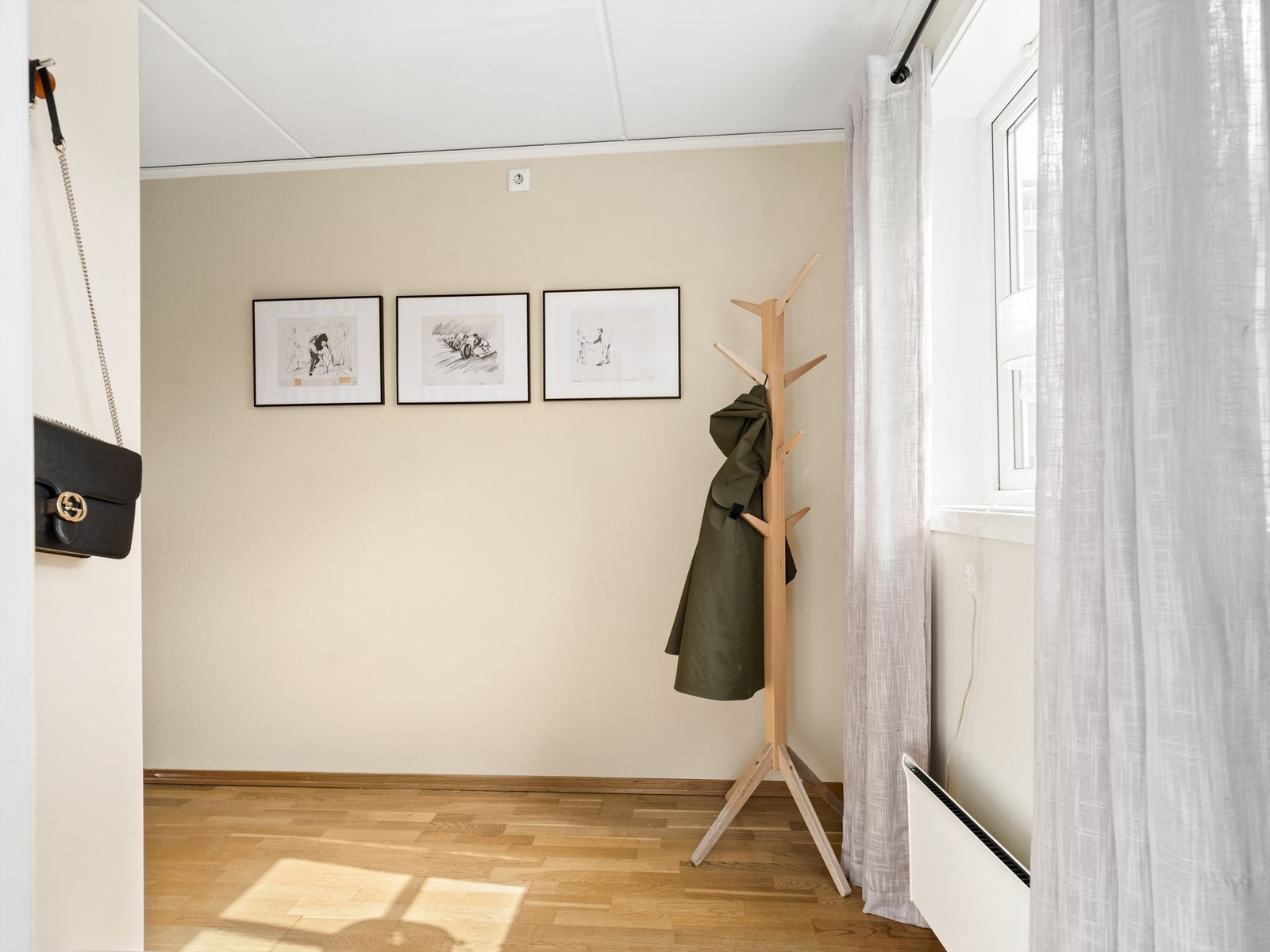 I tillegg til et stort areal har entreen og gangen også naturlig gode lysforhold. Galleribilde