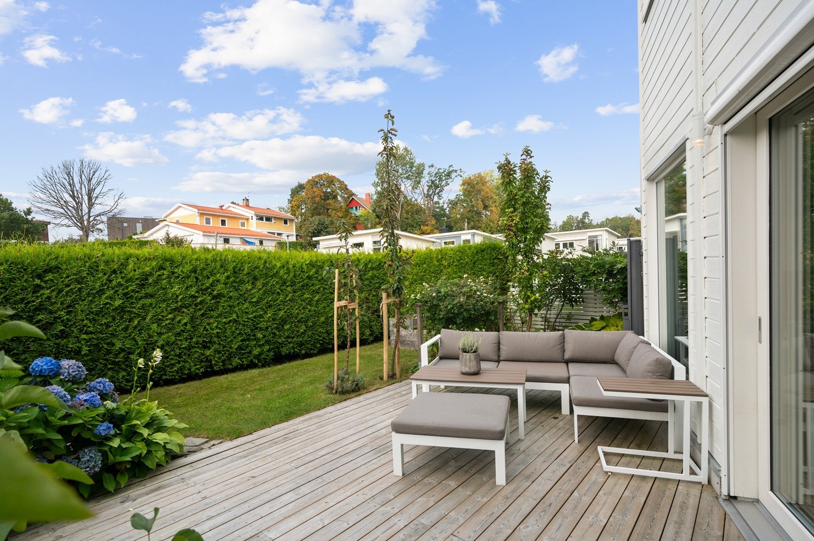 Eiendomsmegler Gry Grønnern Ekeberg presenterer Sogstikroken 10C. Grønt, deilig og usjenert uterom med terrasseplatting og skjermet hage. Port ut til bla. kyststien og felles gjesteparkering Galleribilde