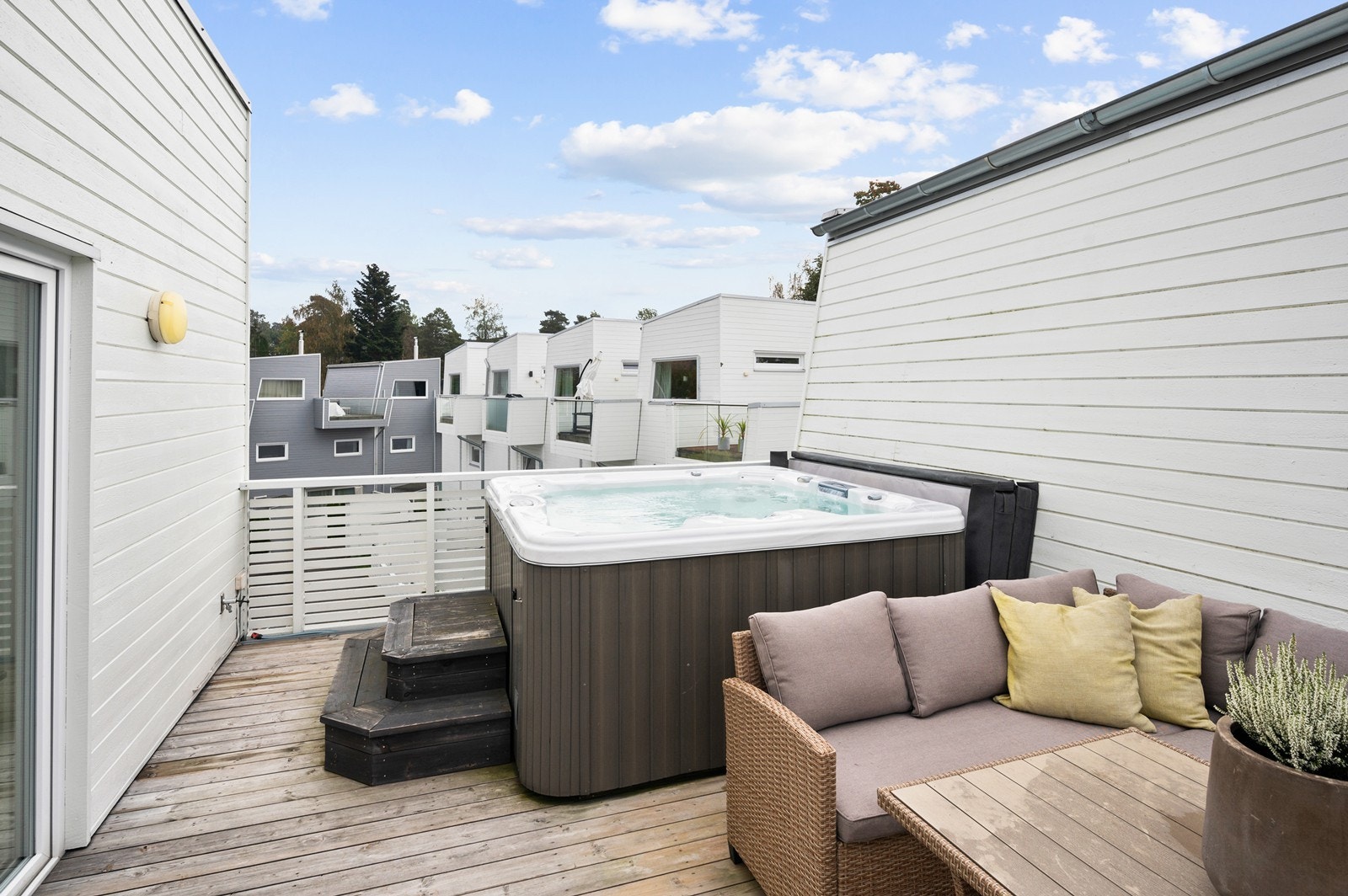 Avsatt plass til jacuzzi i tilknytning til loungegruppe. Galleribilde