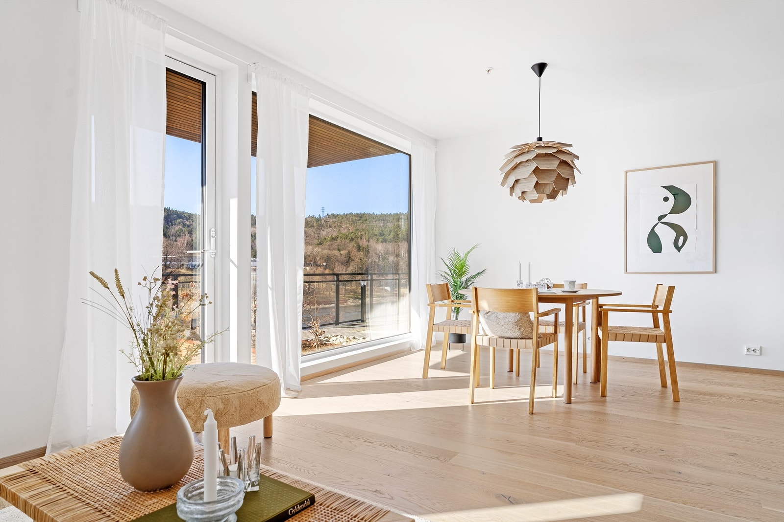 Leiligheten har en flott planløsning med plass til både sofa- og spisegruppe. Galleribilde