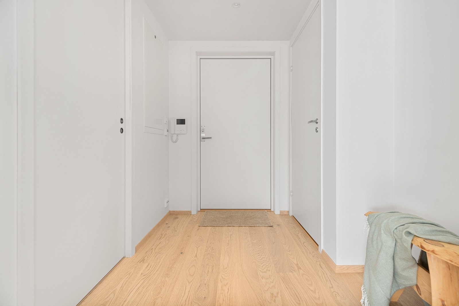 Gang/entré. Til venstre finner du leilighetens bad og til høyre er det en praktisk innvendig bod. Galleribilde