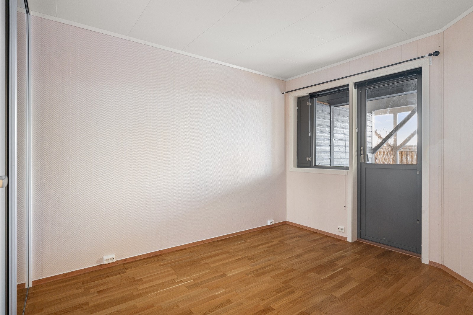 Hovedsoverom med utgang til hage og stor skyvedørsgarderobe.