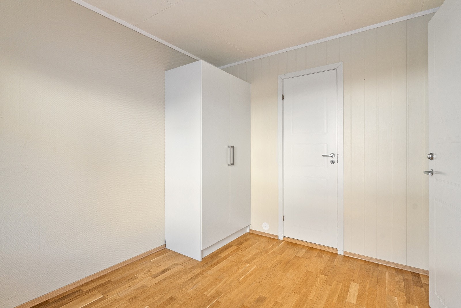 Soverom ved inngangsparti. Tilkomst til eget bad.