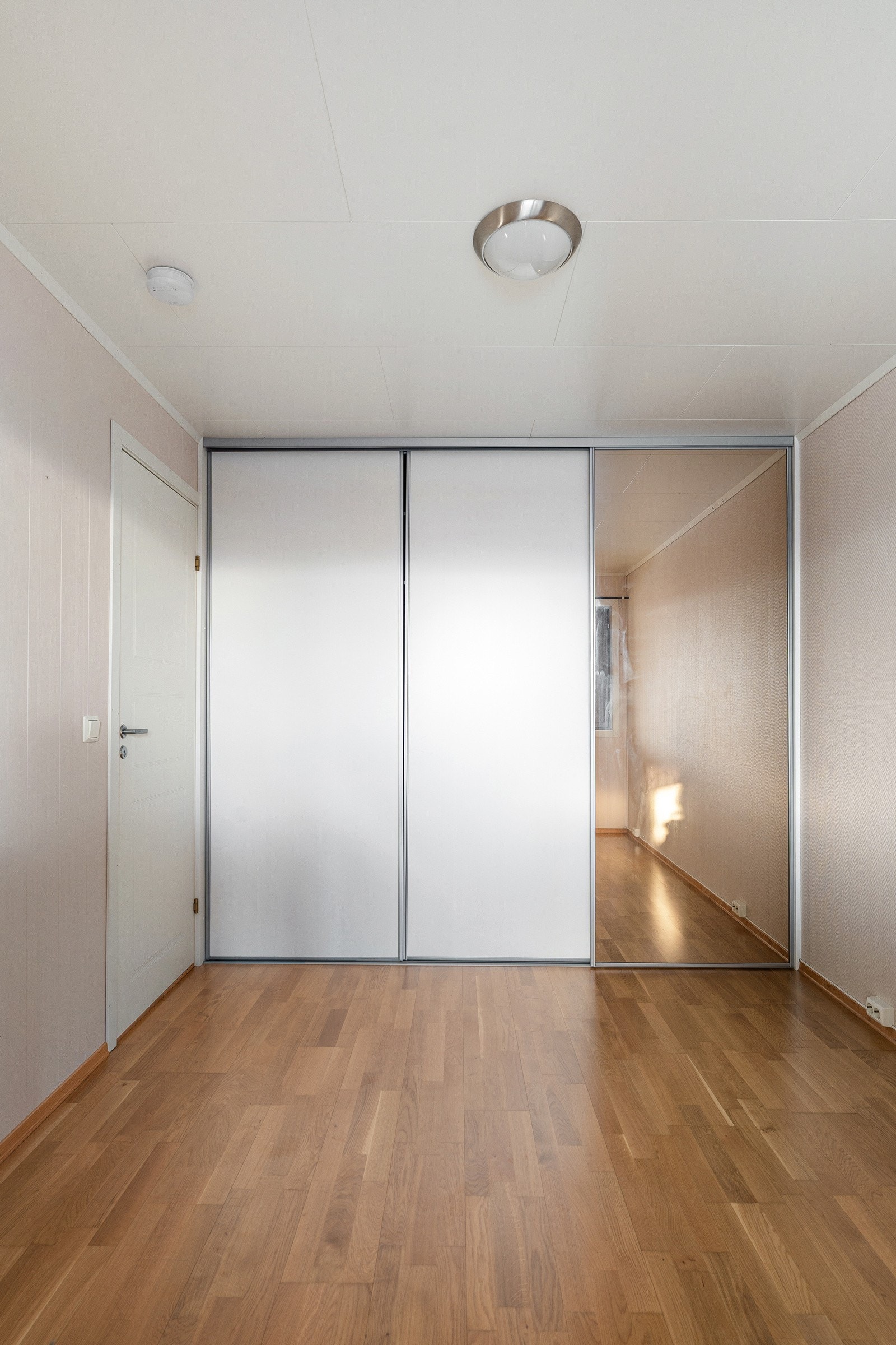 Hovedsoverom med utgang til hage og stor skyvedørsgarderobe.