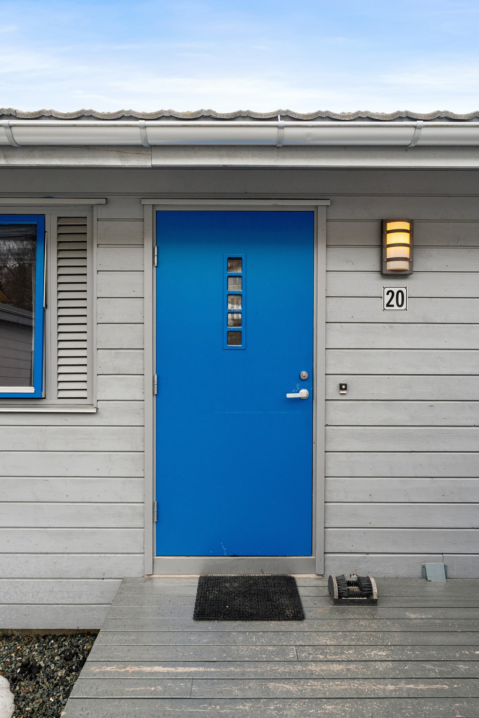 Gullsmedjordet ligger ca. 7 km fra Tromsø sentrum og 4 km fra Amfisentret Pyramiden.