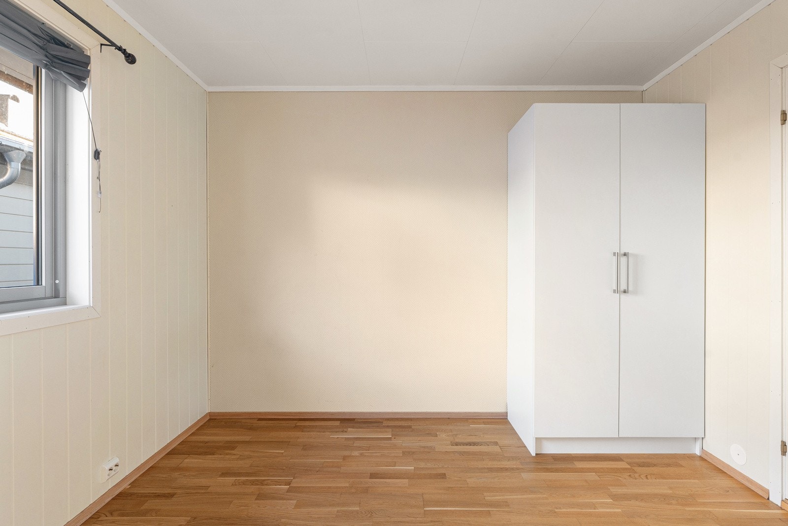 Soverom ved inngangsparti. Tilkomst til eget bad.