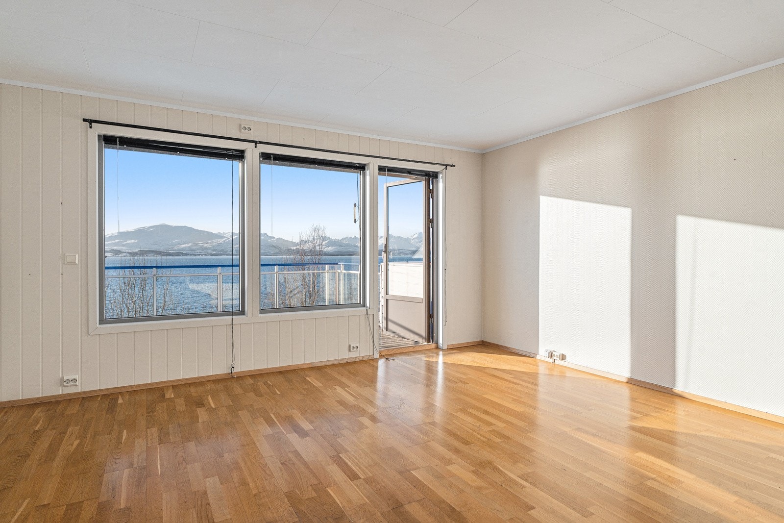 Stue med flott utsikt og utgang til stor vestvendt terrasse.