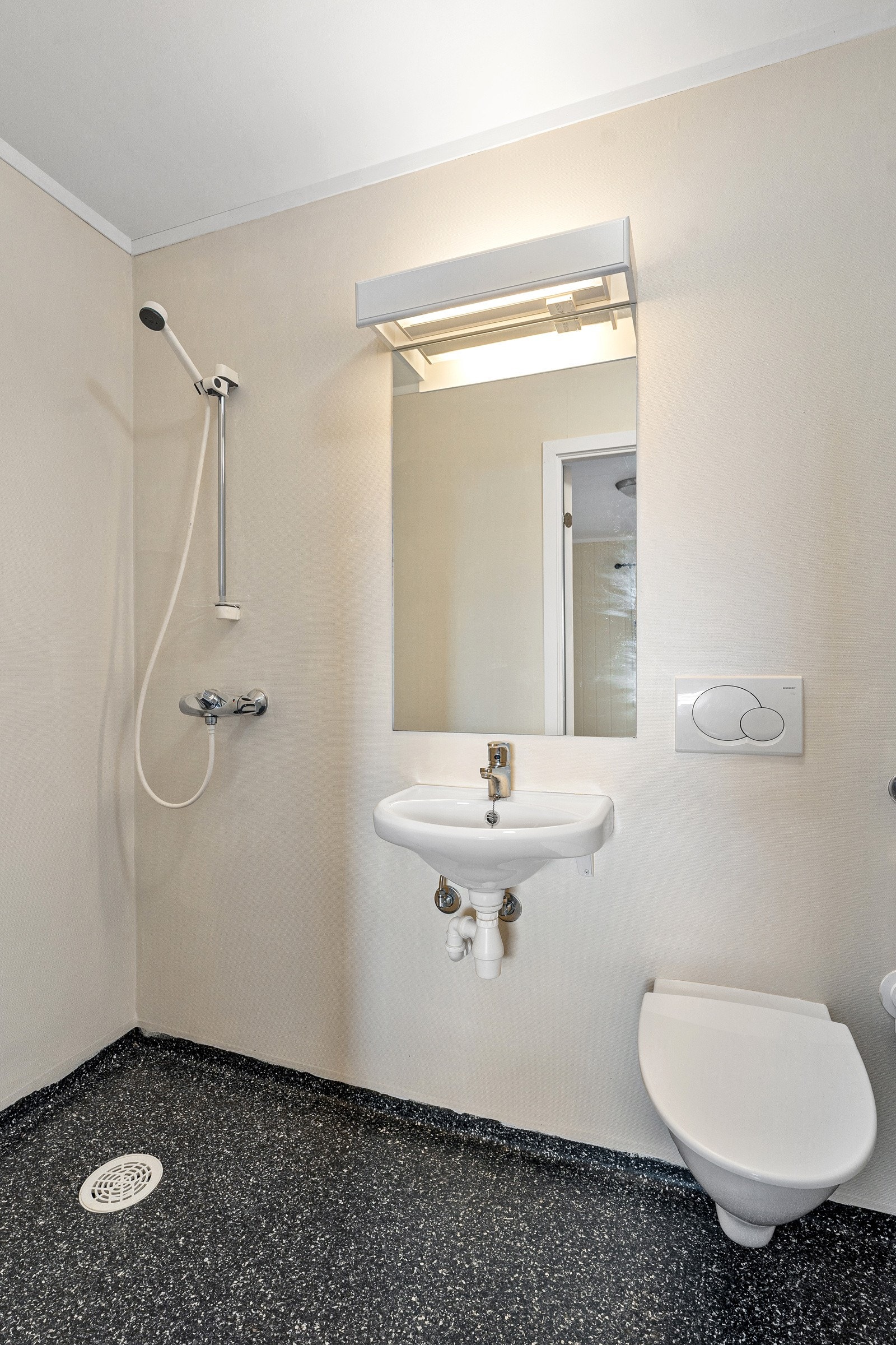 Bad tilknyttet ett av soverommene