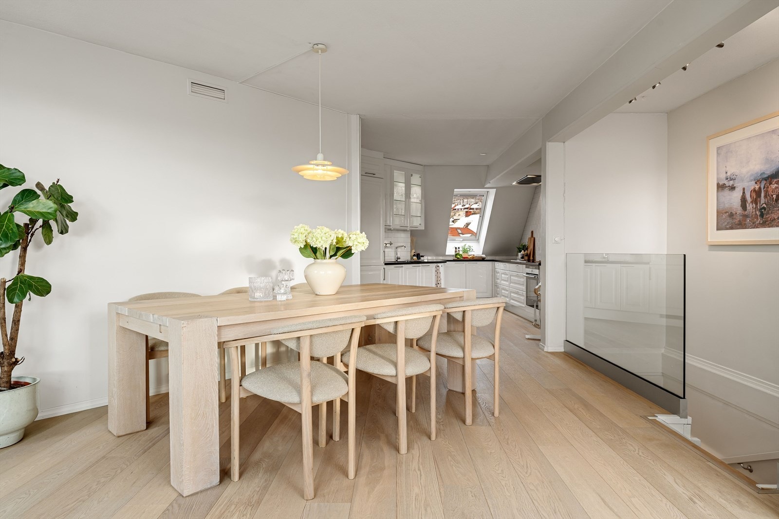 Veldig god plass til innredning av spisegruppe | Her kan be mange til middagsbesøk Galleribilde