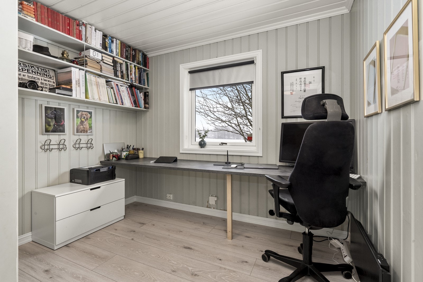 Dagens eiere har innredet det ene av tre soverom i 1. etasje til kontor. Galleribilde
