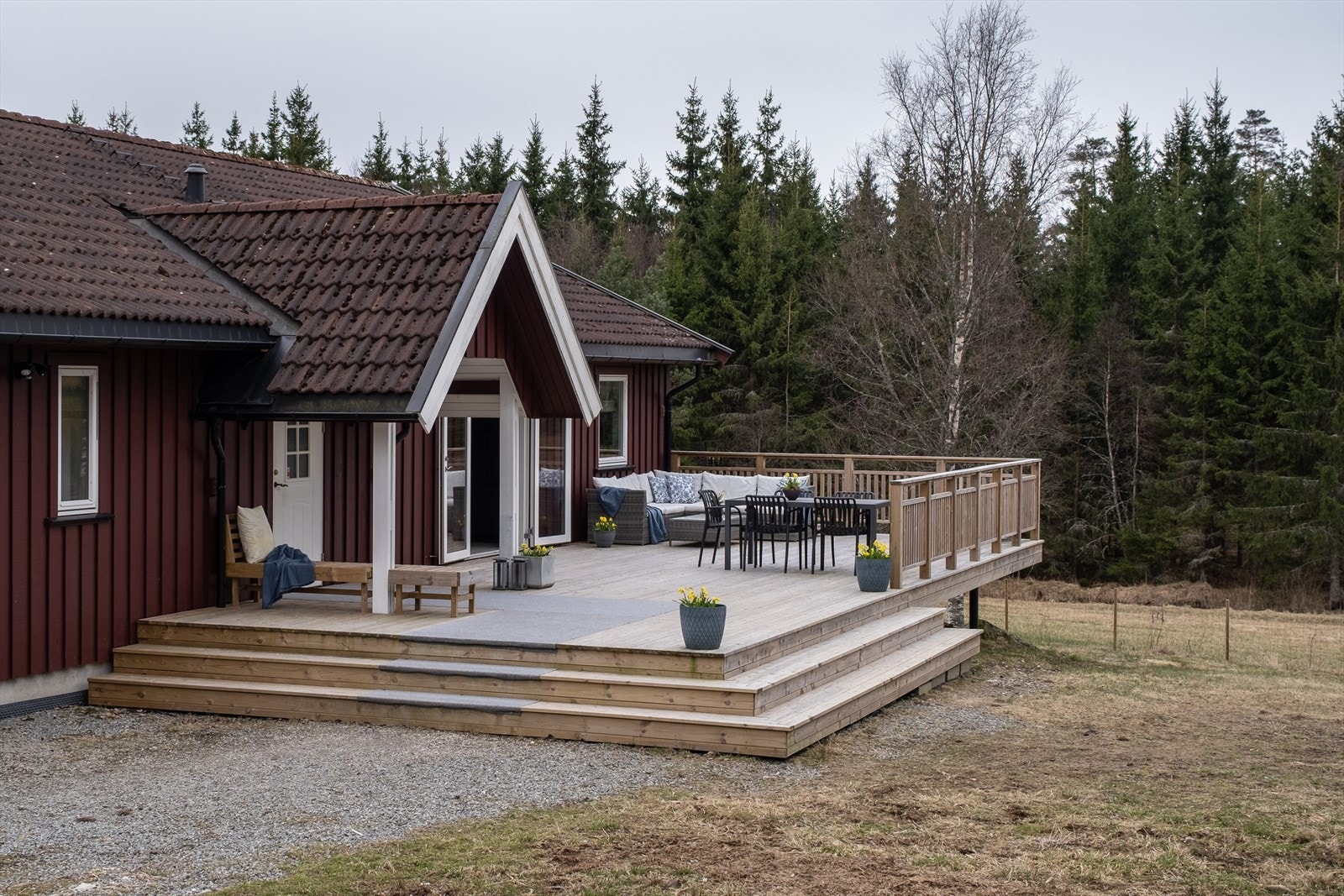 Overbygget inngangsparti og stor terrasse. Galleribilde