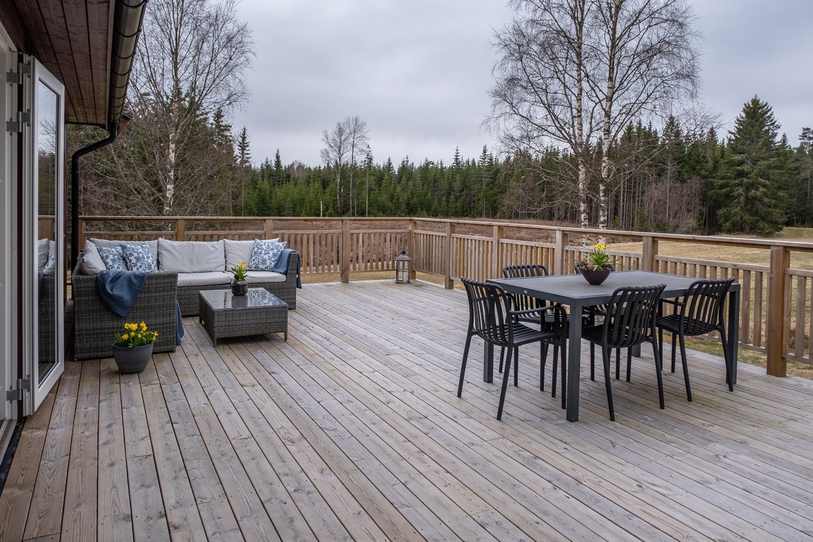 Stor terrasse med mange møbleringsmuligheter. Galleribilde