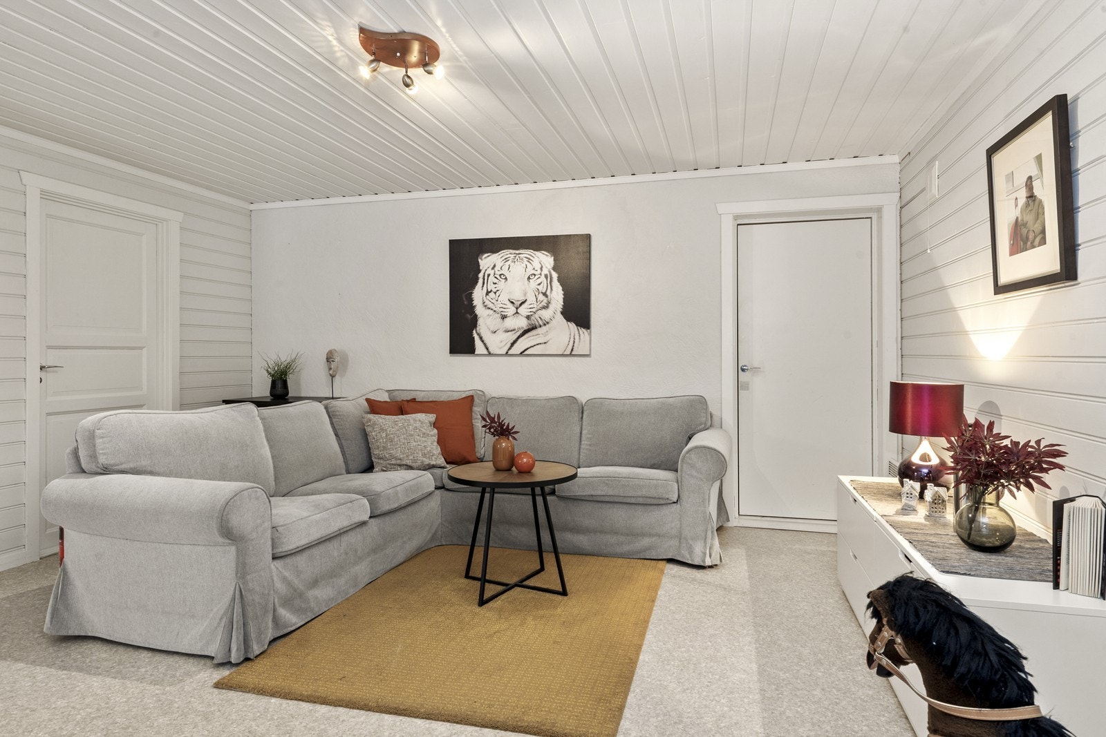 Her er det innredet en lys og pen stue. Galleribilde