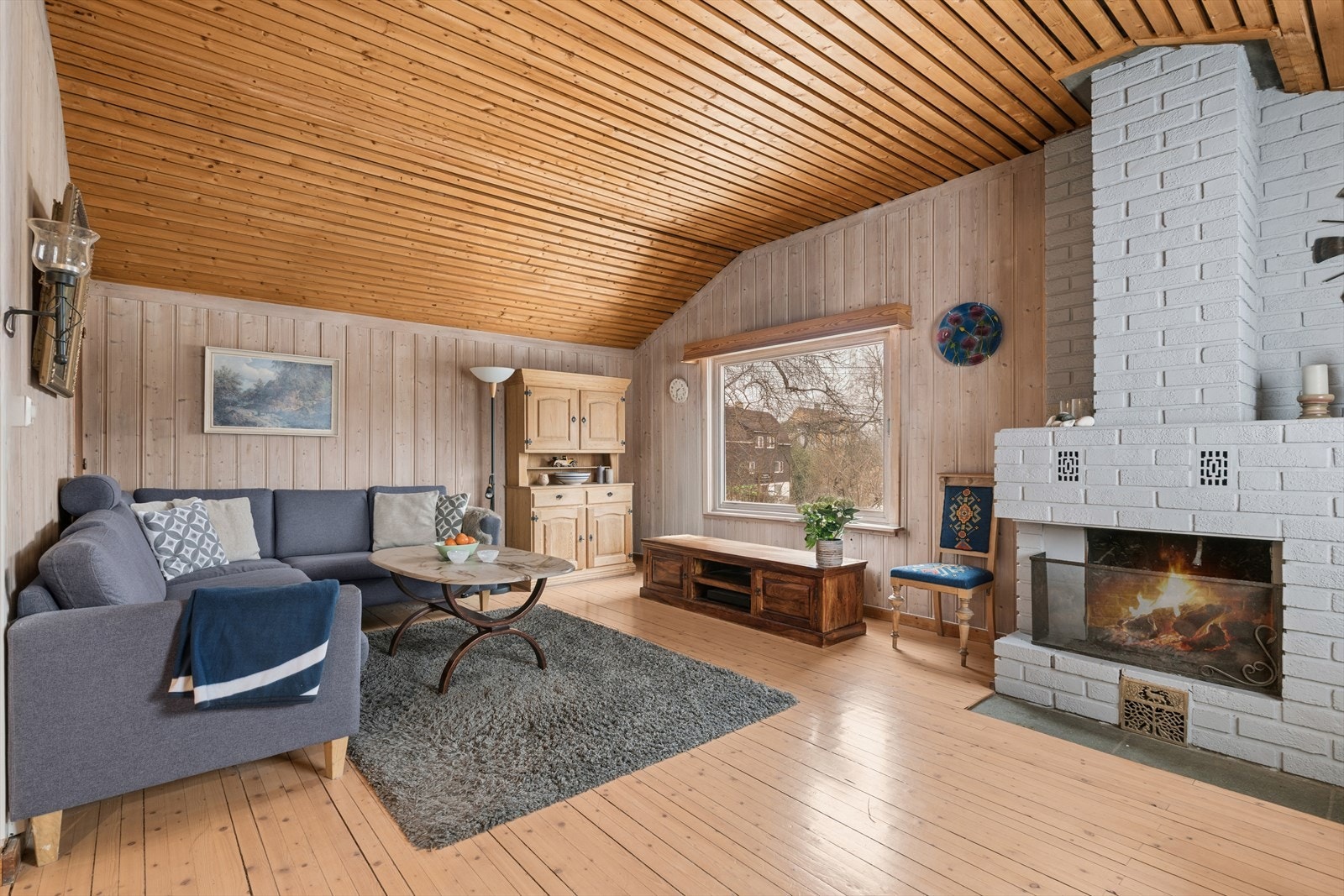 Fra stuen i 1. etasje med peis Galleribilde