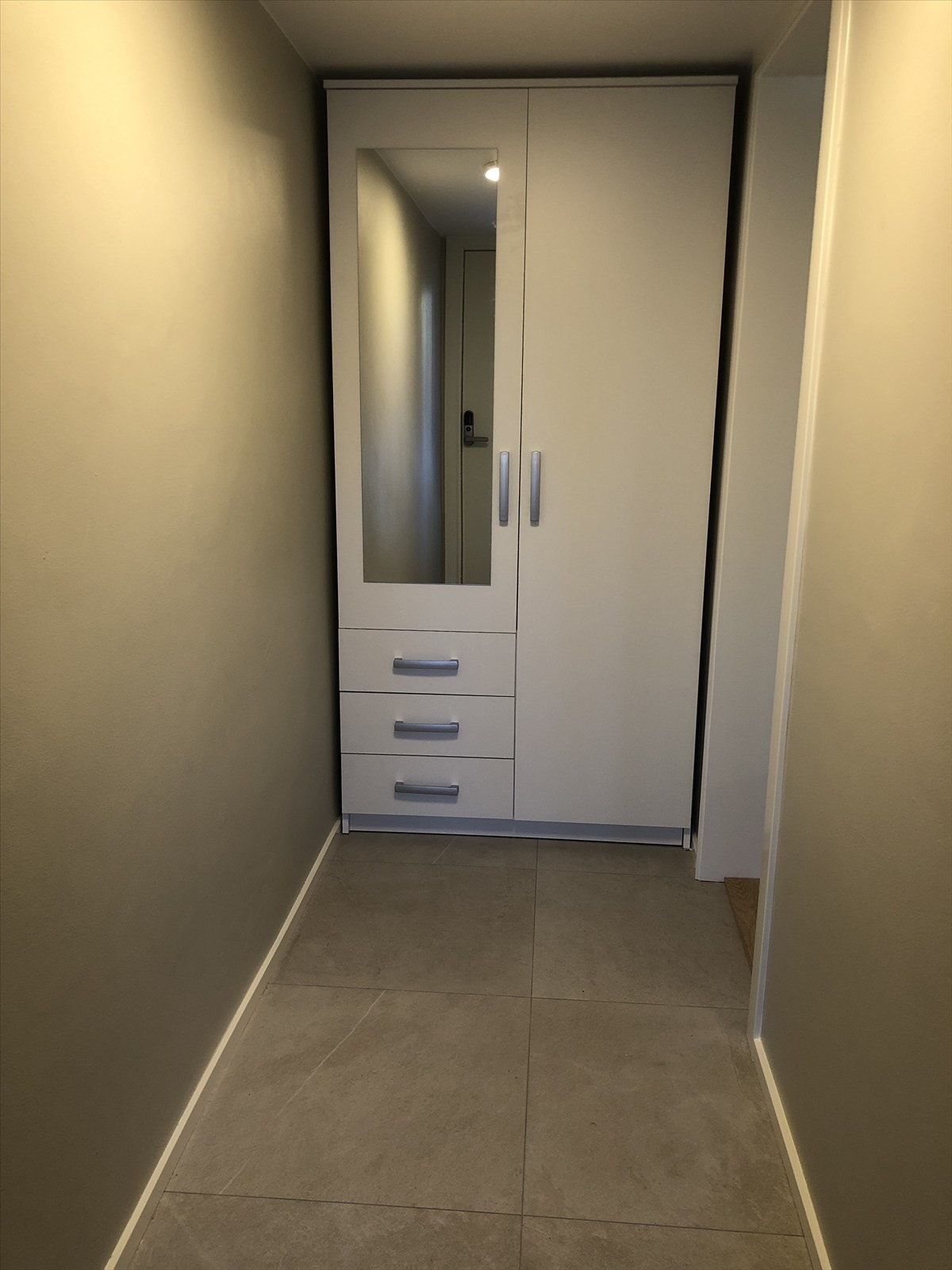 Entre med garderobeskap - fliser med gulvvarme Galleribilde