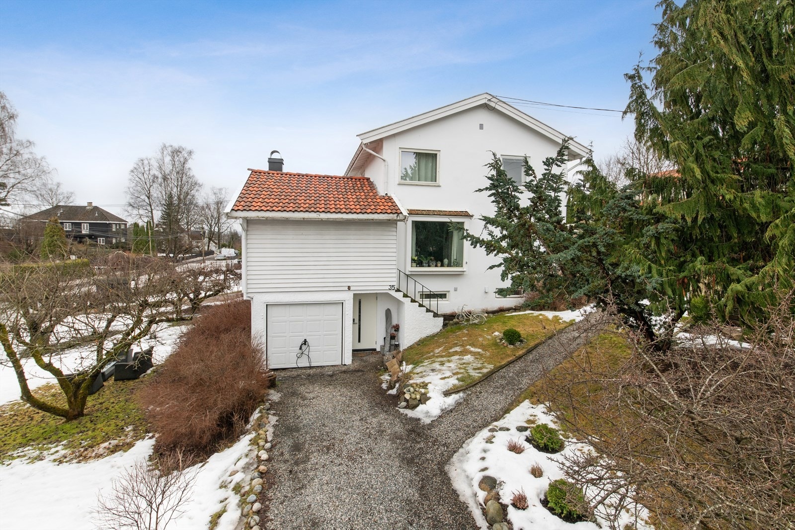 Separat adkomstvei til boligen -garasje/gruset gårdsplass - elbillader - inngang til hybel ved siden av garasjen - Den fine hybelen er et viktig bidrag til eiendommens verdi og gir god leieinntekt Galleribilde