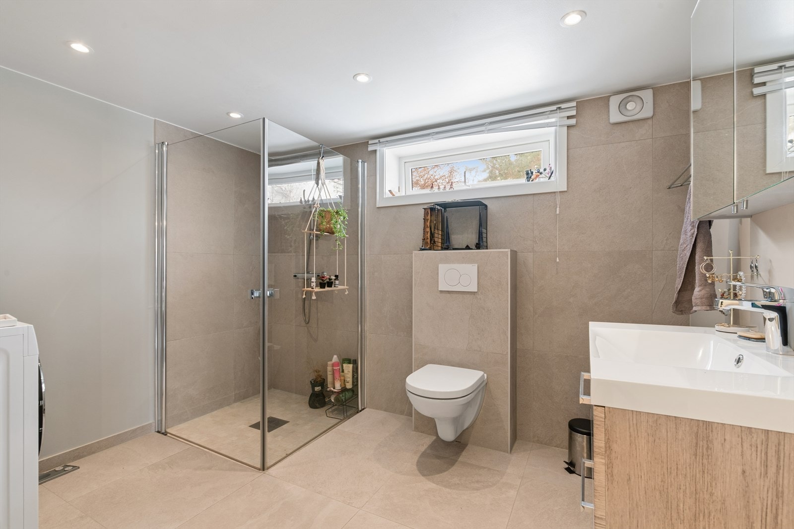 Lekkert flislagt dusjbad/wc i hybel - totalrenovert i 2022 - varmekabler - downlights Galleribilde