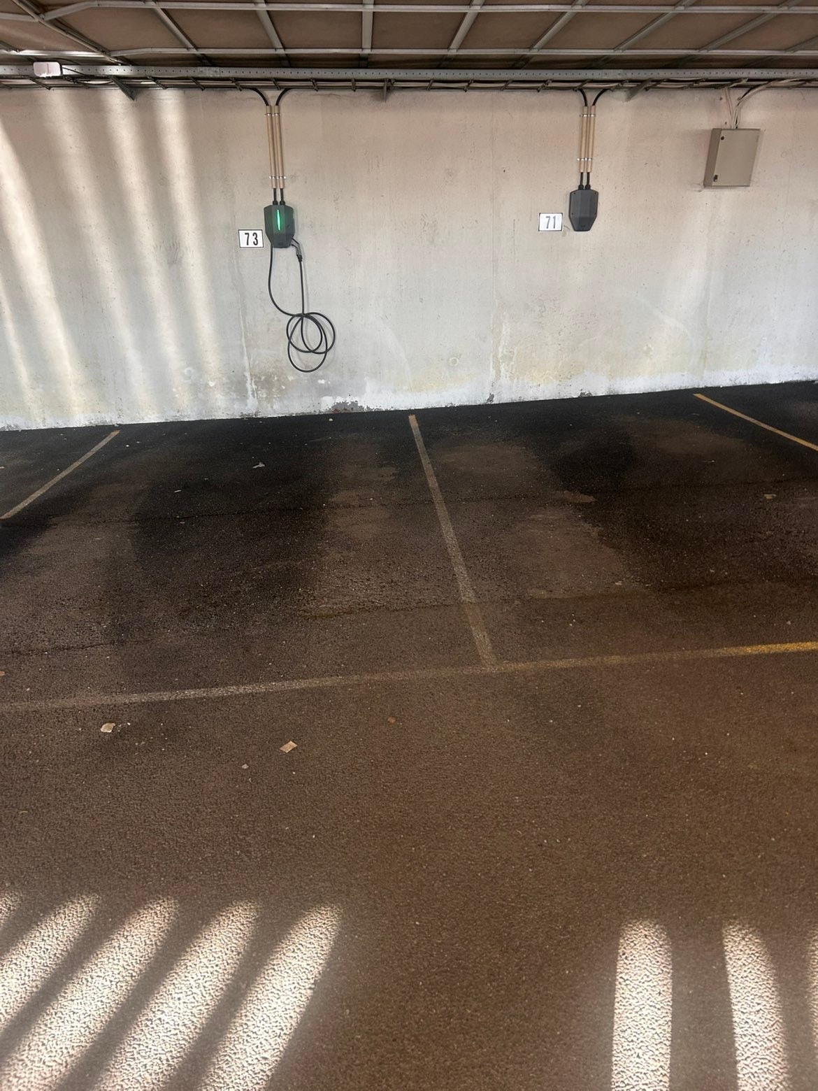 Garasjeplass med elbillader Galleribilde
