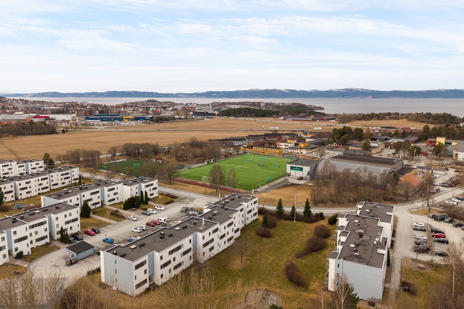 Nærmeste holdeplass, "Tunvegen" ligger 3 minutter unna i gangavstand. Der passerer busslinje 14 som mellom Lerkendal og Strindheim via Brundalen. Galleribilde
