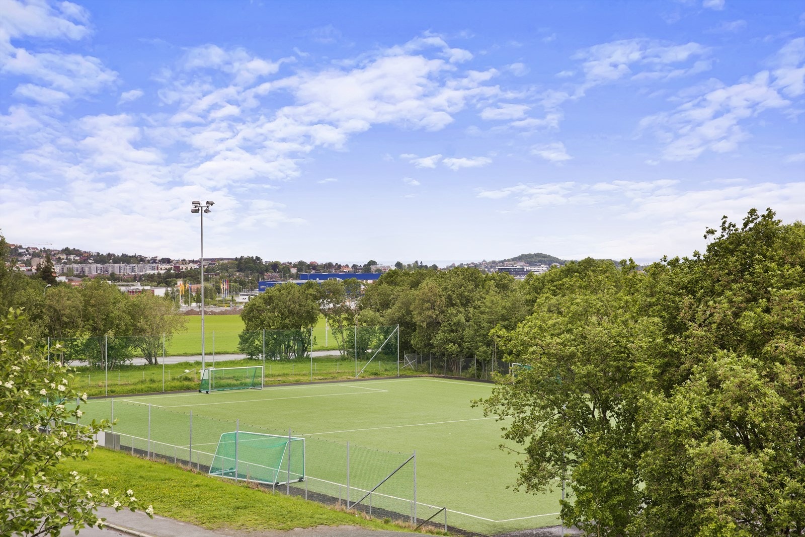 I gangavstand ligger Charlottenlund idrettspark bestående av to idrettshaller, to kunstgressbaner (11er og 7er), cageballhall, tre stuer, to kiosker og treningssenter. Galleribilde