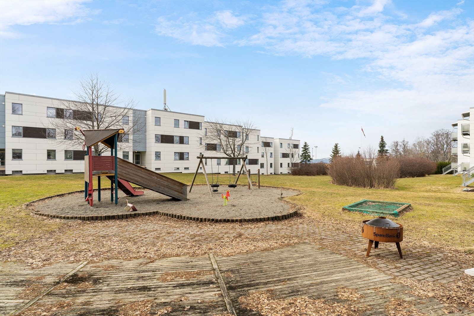 Tomtearealet er felles for borettslaget og opparbeidet med lekeplasser, grøntarealer og diverse prydbusker/beplantning. Galleribilde